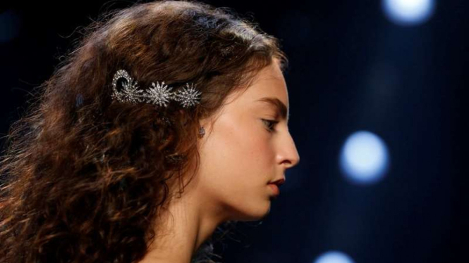 Model rambut bergelombang di New York Fashion Week
