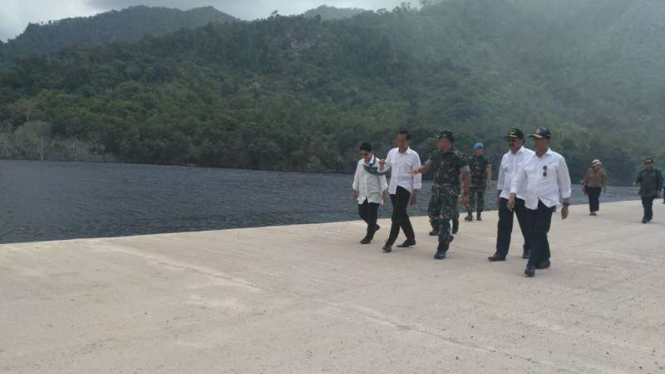 Presiden Jokowi meninjau lokasi yang akan dijadikan pangkalan militer di Natuna