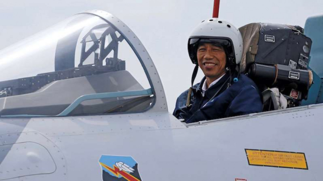 Presiden Joko Widodo saat di kokpit pesawat Sukhoi milik TNI-AU.