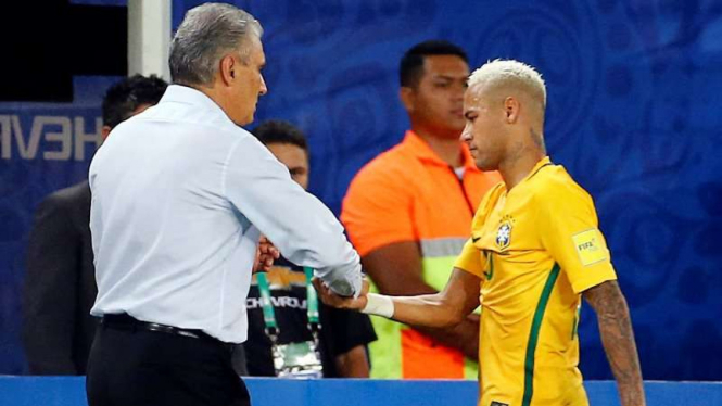 Penyerang Timnas Brasil, Neymar (kanan).
