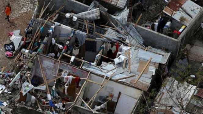 Rumah penduduk di Haiti yang porak poranda dihantam topan Matthew.