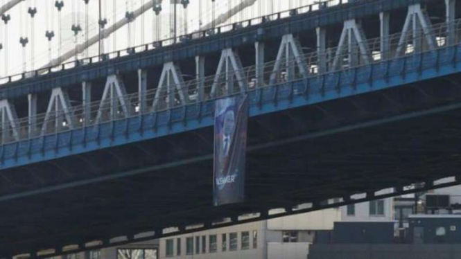 Banner besar bergambar Putin tergantung di jembatan Manhattan, New York.