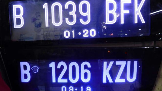 Pelat nomor kendaraan bermotor.