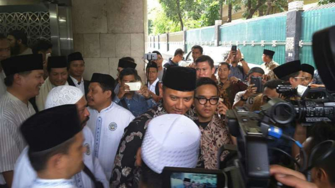 Bakal calon gubernur DKI Agus Harimurti Yudhoyono di Masjid Istiqlal, Jumat, 7 Oktober 2016.