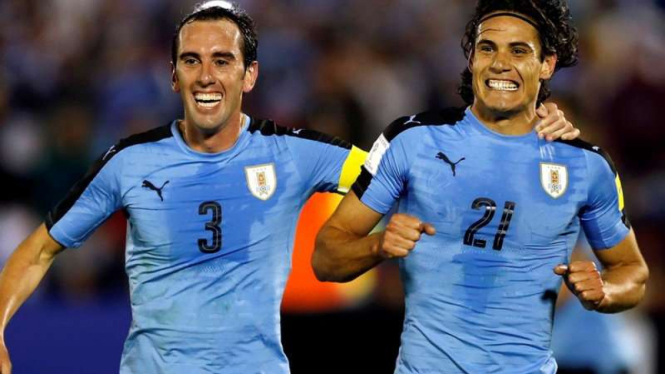 Pemain Uruguay, Diego Godin dan Edinson Cavani rayakan gol