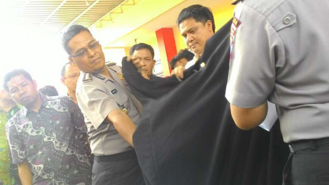Polisi menunjukkan jubah hitam Dimas Kanjeng di Markas Polda Jatim, Surabaya, pada Jumat, 7 Oktober 2016.