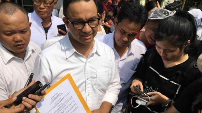 Anies Baswedan meneken kontrak politik dengan warga Kampung Guji Baru,