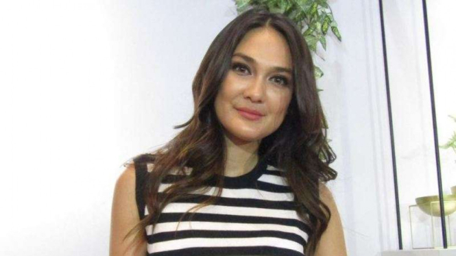 Luna Maya.