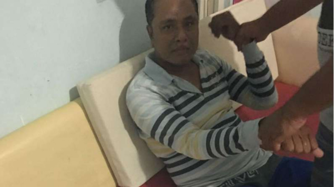 Salah seorang tersangka pembuat uang palsu yang ditangkap di Semarang