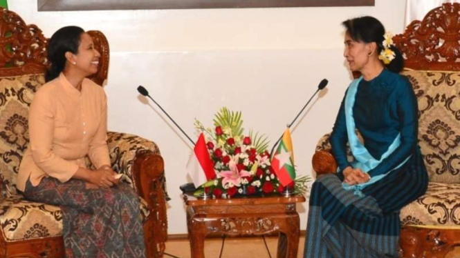 Menteri BUMN Rini Soemarno dan Menteri Luar Negeri Daw Aung San Suu Kyi