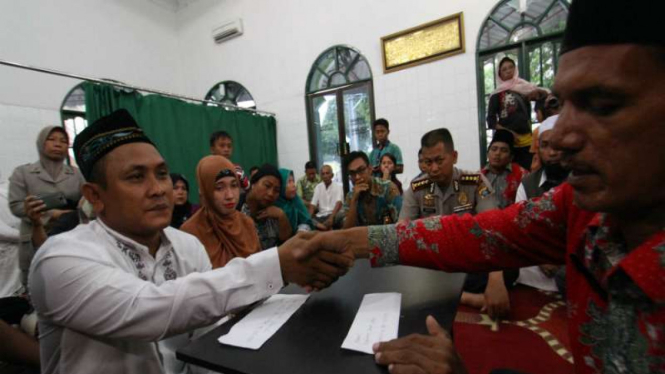 Tahanan narkoba menikah di kantor polisi