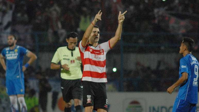 Madura United vs Persib Bandung