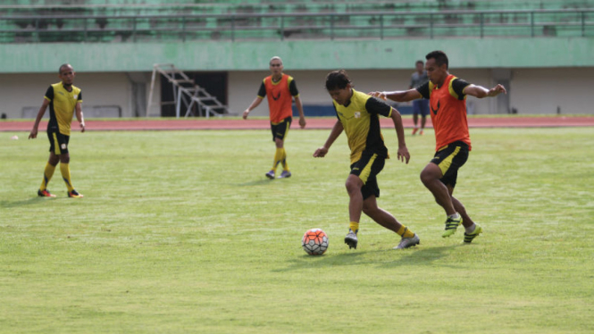 Skuat Barito Putera saat berlatih di Stadion Manahan, Solo.