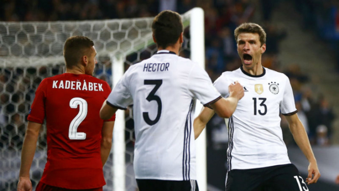 Striker Jerman, Thomas Mueller, merayakan golnya.