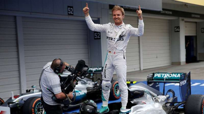 Pembalap Mercedes, Nico Rosberg, usai menjuarai GP Jepang.