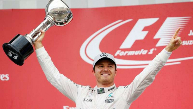 Pembalap Mercedes, Nico Rosberg, usai menjuarai GP Jepang.