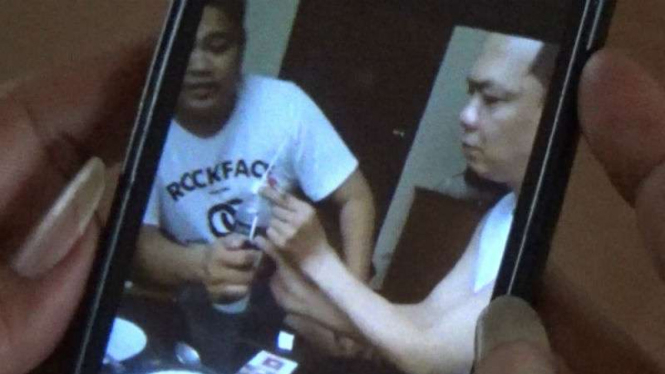 Gambar video yang ditengarai dua anggota DPRD Padang Pariaman sedang mengonsumsi sabu-sabu.