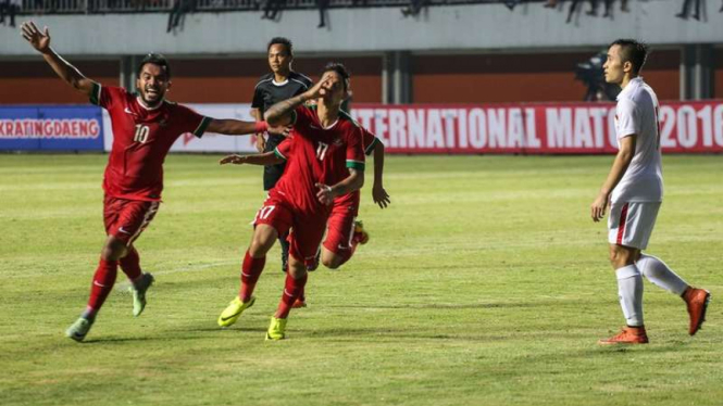 Para pemain Timnas Indonesia merayakan gol Irfan Bachdim (tengah)