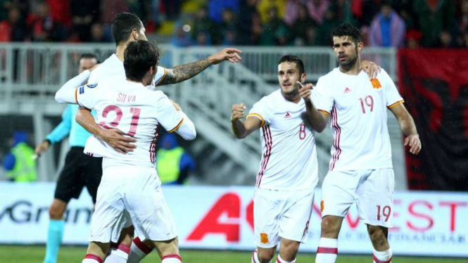 Para pemain Spanyol merayakan gol Diego Costa ke gawang Albania.