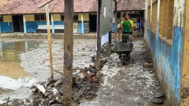 Kondisi salah satu sekolah yang dilanda banjir bandang di Garut, Jawa Barat