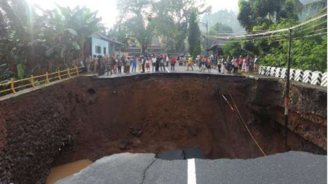 Jembatan penghubung jalur Jawa Barat dan Jawa Tengah di Kota Banjar ambles