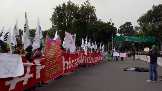 Forum Masyarakat Peduli Cirebon menggelar aksi unjuk rasa di depan Istana Negara.