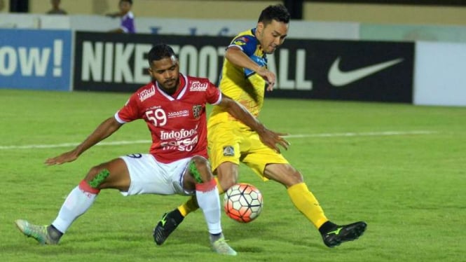 Pemain Bali United, Hasyim Kipuw, dan pilar Persiba Balikpapan, Shohei Matsunaga (kuning)