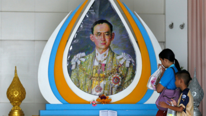 Foto Raja Thailand Bhumibol Adulyadej di Siriraj Hospital, Bangkok.