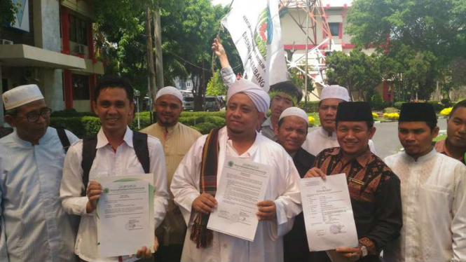 Perwakilan Majelis Ulama Indonesia dan Front Pembela Islam (FPI) saat mendatangi Kantor Polda Sumatera Selatan untuk mempertanyakan laporan penodaan agam oleh Basuki Thahaja Purnama atau Ahok, Senin (10/10/2016)
