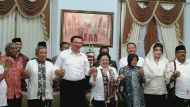 Megawati bersama Ahok, Rano Karno dan Risma di Makam Bung Karno Blitar.