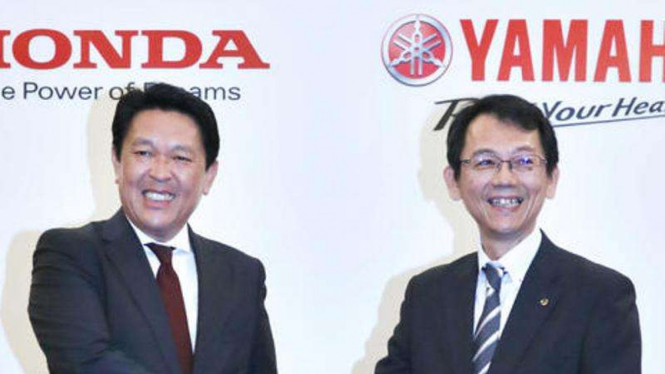 Honda's Shinji Aoyama (kiri) dan Yamaha's Katsuaki Watanabe.