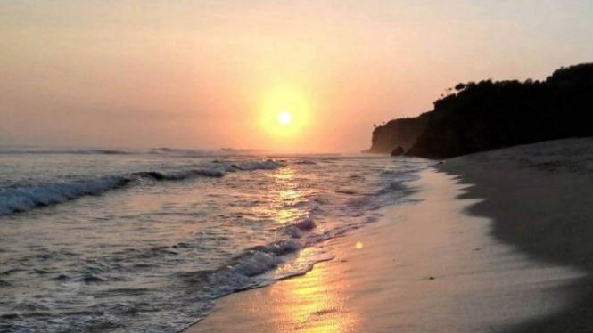Pantai Watu Kodok Tempat Menikmati Sunset Sempurna Di Jogja