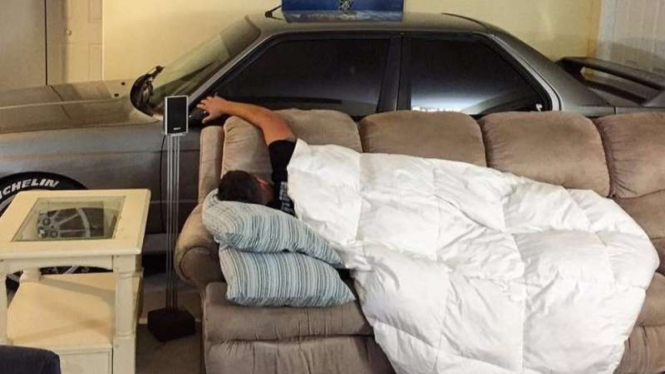 Randall tidur bersama BMW kesayangan.