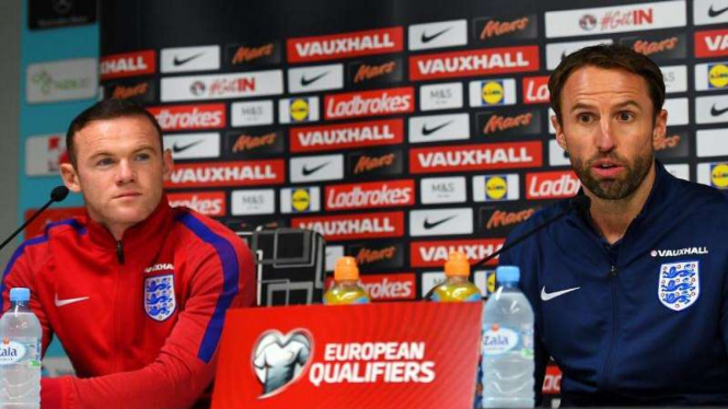 Manajer timnas Inggris, Gareth Southgate dan Wayne Rooney