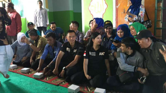 Bakal calon gubernur DKI Agus Harimurti Yudhoyono dan istri Annisa Pohan