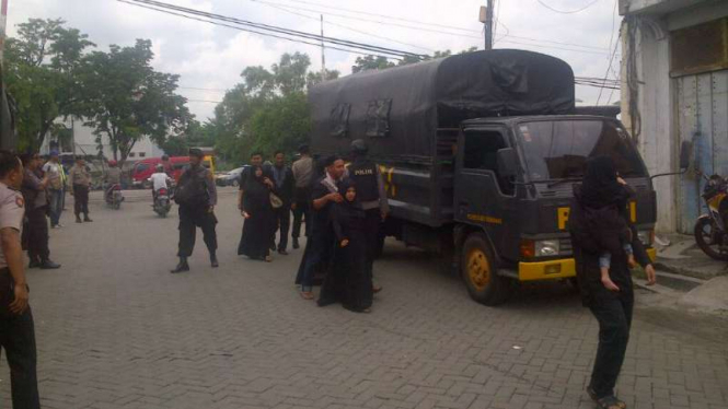 Aparat Kepolisian menjaga ketat kegiatan penganut Syiah di Semarang pada Selasa, 11 Oktober 2016.