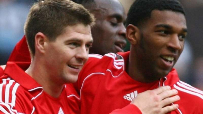 Ryan Babel (kanan) saat memperkuat Liverpool