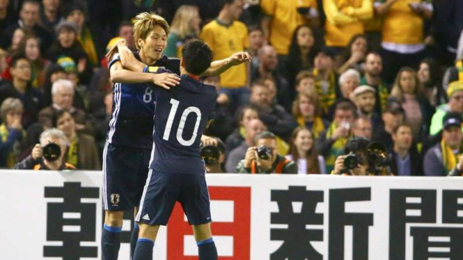 Pemain Jepang, Genki Haraguchi (kiri) rayakan gol ke gawang Australia