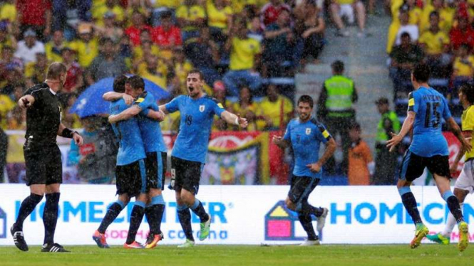 Selebrasi gol dari para pemain Uruguay