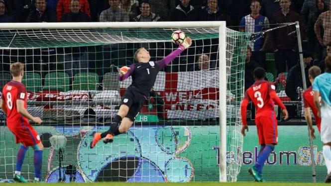 Kiper timnas Inggris, Joe Hart, saat melakukan penyelamatan.