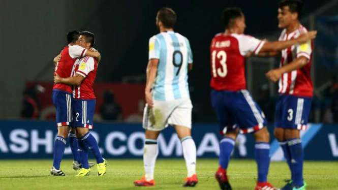 Pemain Paraguay rayakan gol ke gawang Argentina