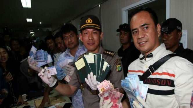 Petugas memasang garis polisi saat OTT di Kemenhub