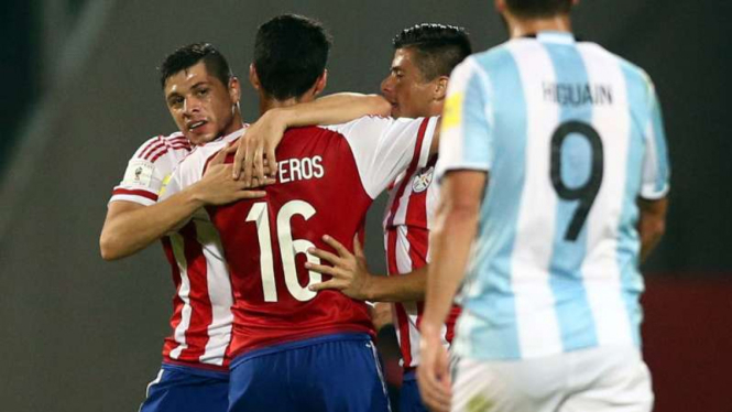 Pemain Paraguay merayakan kemenangan atas Argentina.