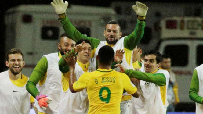 Striker Brasil Gabriel Jesus saat sedang merayakan gol.