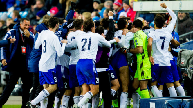 Para pemain San Marino merayakan gol tandang pertama mereka.