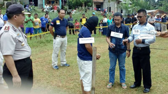 Prarekonstruksi pembunuhan pengikut Padepokan Satrio Aji di kawasan Limo, Depok, Jawa Barat, pada Selasa, 11 Oktober 2016.