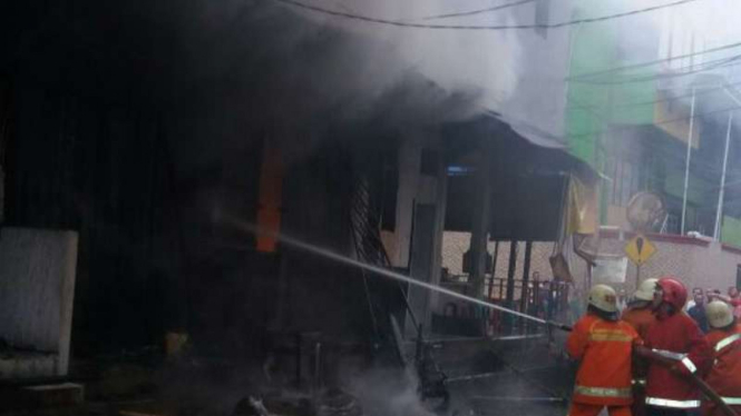 Petugas memadamkan api kebakaran di Penjaringan Jakarta Utara