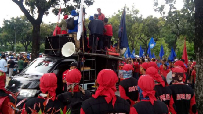 Ratusan buruh unjuk rasa di depan Balai Kota DKI Jakarta, Senin (24/10/2016)