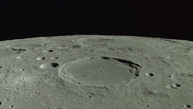 Gambar Kawah Aiken di permukaan Bulan