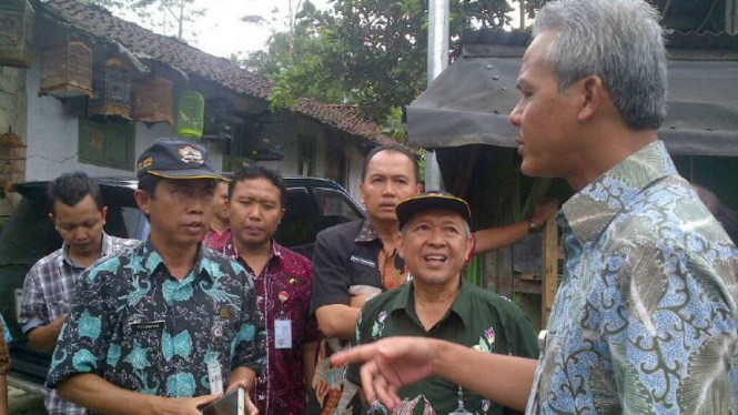 Gubernur Jawa Tengah, Ganjar Pranowo (kanan), memarahi petugas Bina Marga karena jalan berlubang tak segera ditambal di Kabupaten Banjarnegara pada Rabu, 12 Oktober 2016.